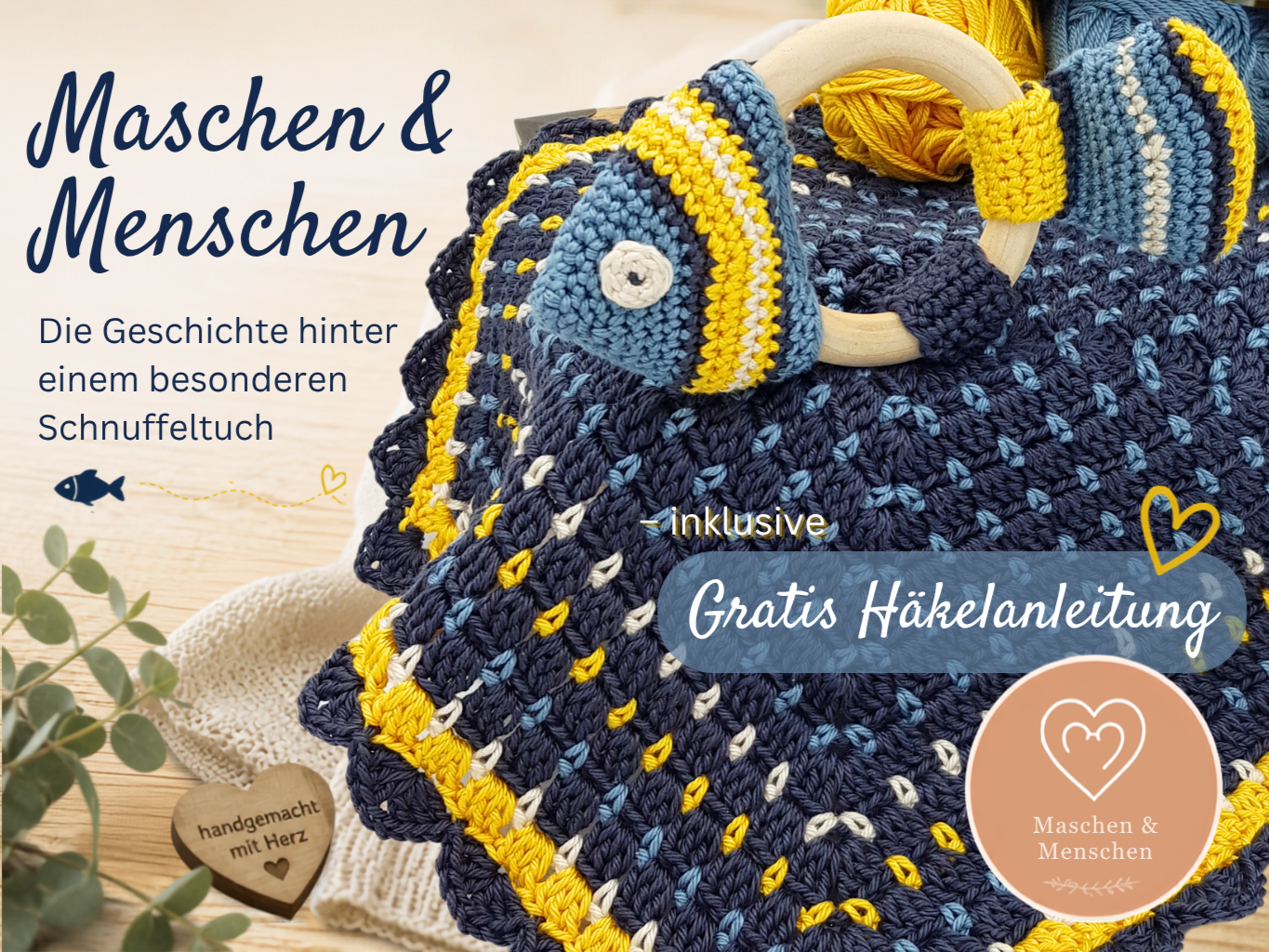 Gehäkeltes Schnuffeltuch in Blau-Gelb mit Holzring, daneben Textgrafik und Herz-Emblem „Maschen & Menschen“.