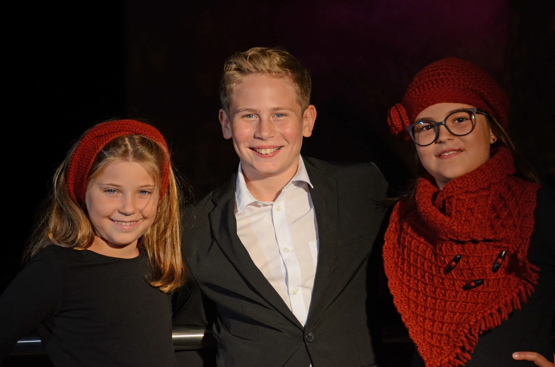 Junge Models gemeinsam nach der Modenschau